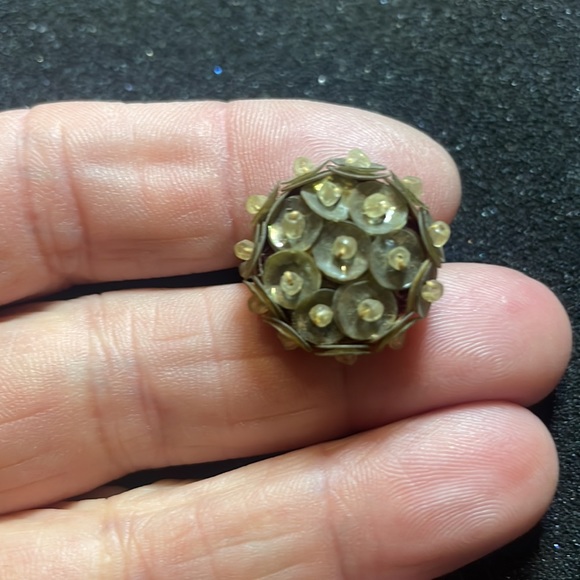 Vintage handmade screw on sequin earrings. Circa 1940 - Picture 6 of 6